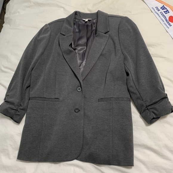 Grey Blazer with 3/4 Length Cinched Sleeves - Picture 3 of 12